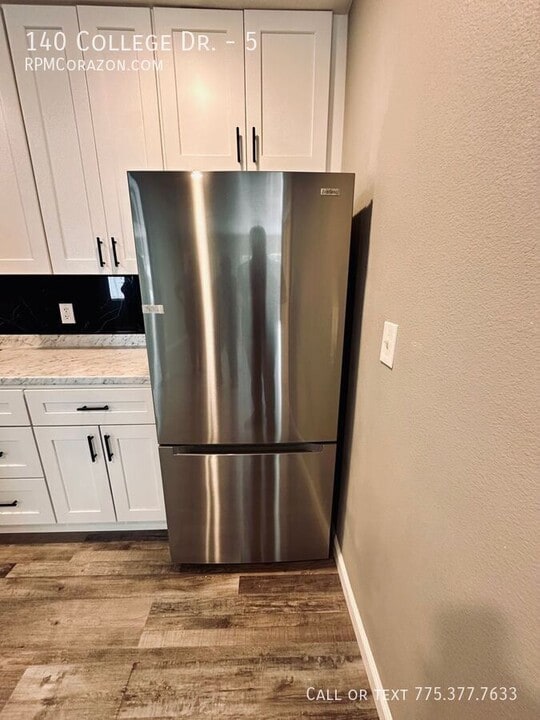 140 College Dr in Reno, NV - Foto de edificio