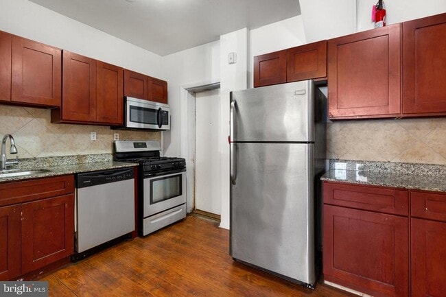 240 W Girard Ave in Philadelphia, PA - Building Photo - Building Photo