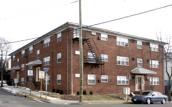 370 Nesbit Ter in Irvington, NJ - Foto de edificio