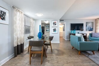 Deerpath on the Lake in Tampa, FL - Foto de edificio - Building Photo