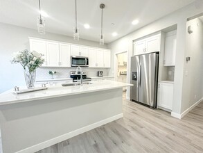 253 Lucas Cres NW in Calgary, AB - Building Photo - Building Photo