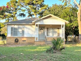 310 2nd St in Palestine, TX - Building Photo