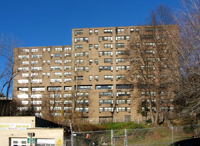 Monastery Manor in Yonkers, NY - Foto de edificio - Building Photo