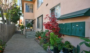 132 N Normandie Ave in Los Angeles, CA - Foto de edificio - Building Photo