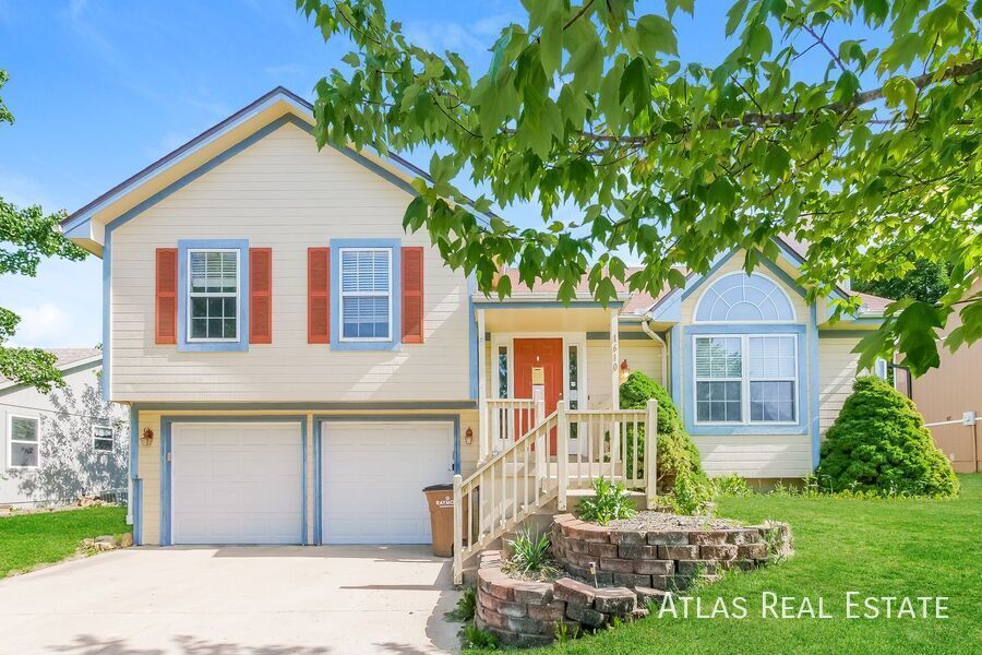 1610 Cove Dr in Raymore, MO - Building Photo