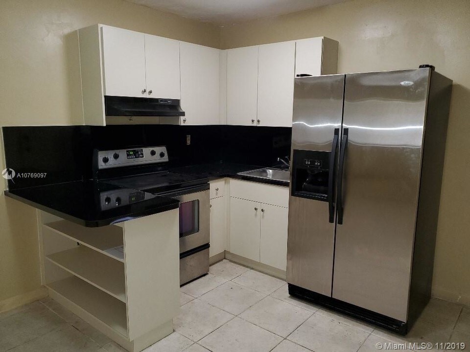 131 NW 77th St-Unit -2 in Miami, FL - Foto de edificio