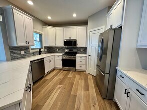 706 Foret Mansur in Carbon Cliff, IL - Foto de edificio - Building Photo