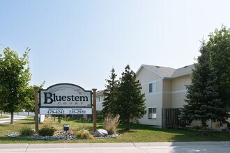 Bluestem Townhomes in Fargo, ND - Foto de edificio - Building Photo