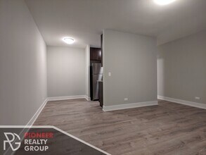 542 W Surf St, Unit 307 in Chicago, IL - Building Photo - Building Photo