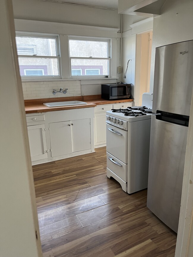 616 S Louise St, Unit 4 in Glendale, CA - Building Photo - Building Photo