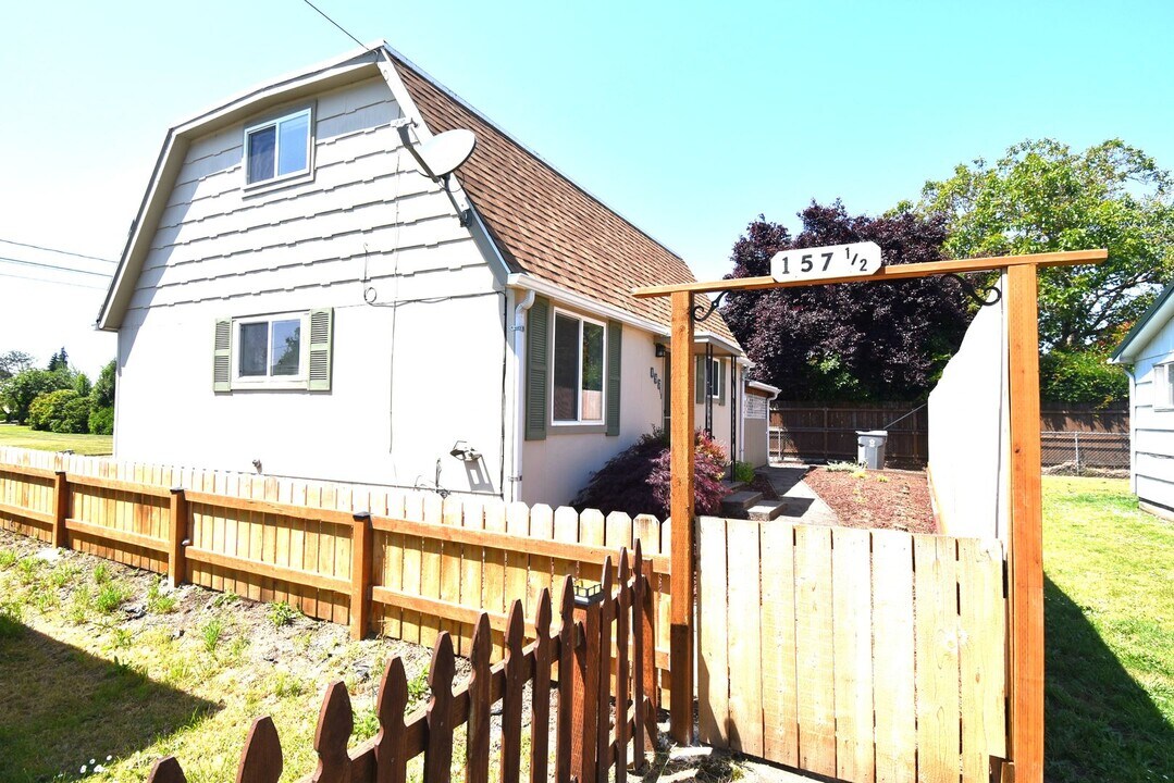 157 1/2 E Rose St in Lebanon, OR - Building Photo