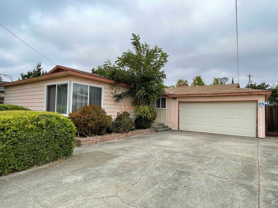 35459 Breton Dr in Newark, CA - Building Photo