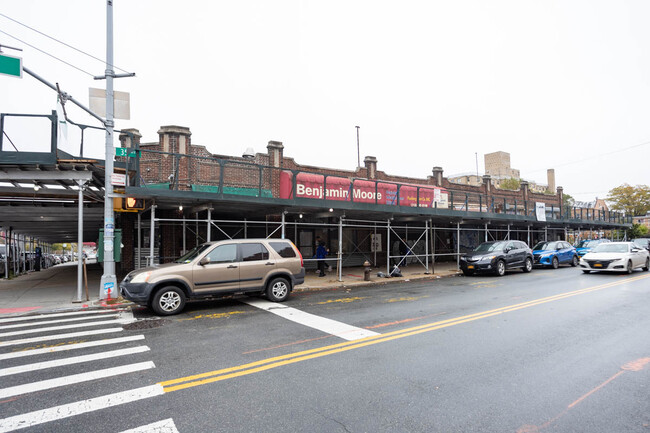 135-01 35th Ave in Flushing, NY - Foto de edificio - Building Photo