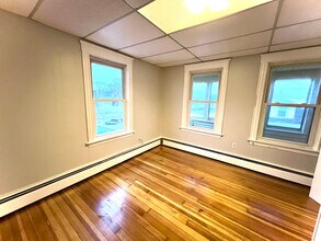 36 Ferncliff Ave in North Providence, RI - Foto de edificio - Building Photo