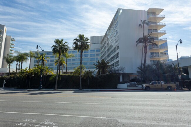 9876 Wilshire Blvd in Beverly Hills, CA - Building Photo - Building Photo