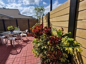 10904 SW 72nd St in Miami, FL - Building Photo - Building Photo