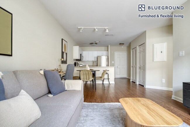 2800 Clarendon Blvd-Unit -FL4-ID447 in Arlington, VA - Foto de edificio - Building Photo