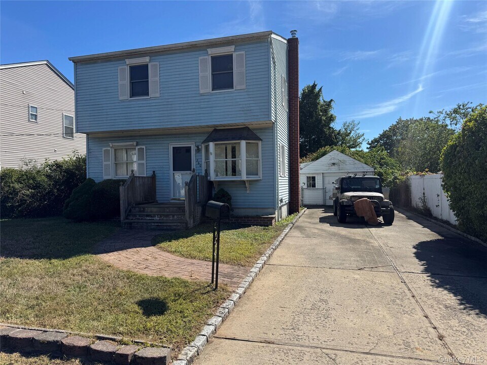 260 17th St in West Babylon, NY - Building Photo