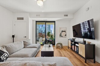 451 W Huron St, Unit 1011 in Chicago, IL - Building Photo - Building Photo