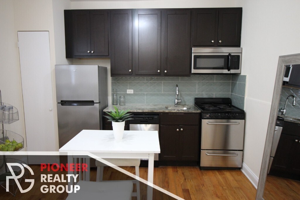 1210 W Granville Ave in Chicago, IL - Building Photo