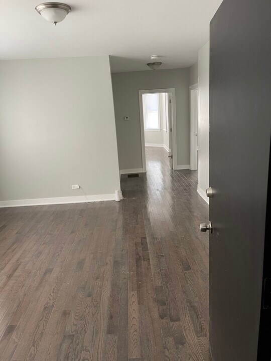 8414 S Cregier Ave, Unit 1 north in Chicago, IL - Building Photo