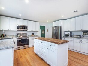 23 Cornwall Rd in Warren, CT - Foto de edificio - Building Photo