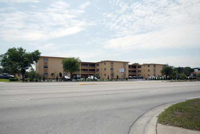 Sunlit Cove Apartments in St. Petersburg, FL - Foto de edificio - Building Photo