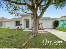 13235 Prestwick Creek Dr in Riverview, FL - Building Photo