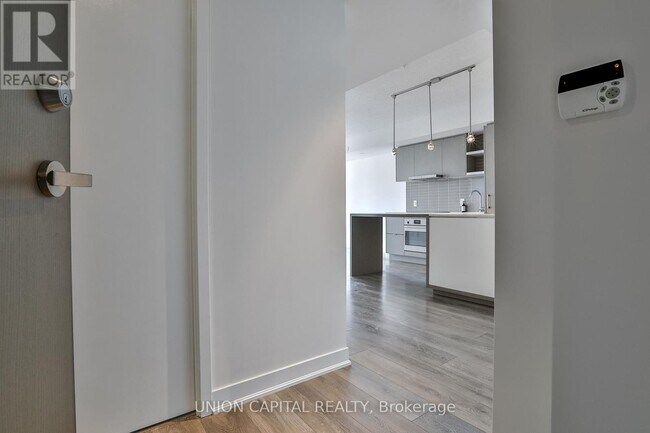 88 Harbour St in Toronto, ON - Building Photo - Building Photo