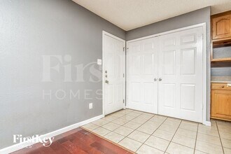 7557 Folkstone Dr in Forest Hill, TX - Foto de edificio - Building Photo