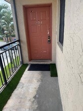 341 Lakeview Dr in Weston, FL - Building Photo - Building Photo