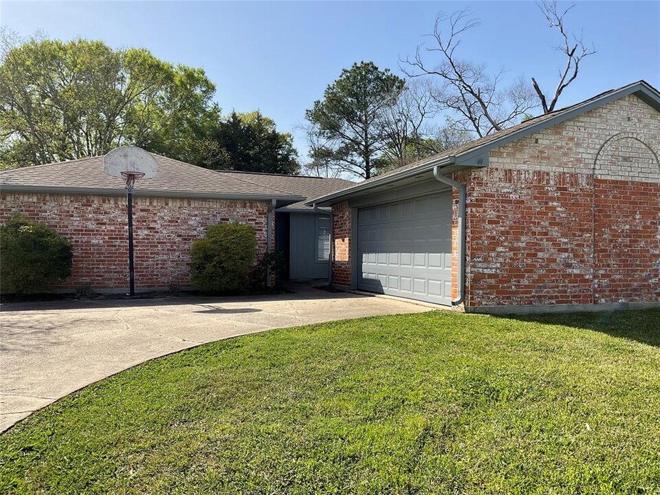 16966 Glen Eagle Dr N in Conroe, TX - Foto de edificio