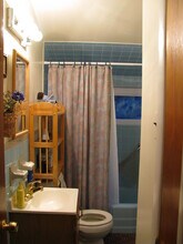 2363 Mount Carmel Ave, Unit 2 in Glenside, PA - Foto de edificio - Building Photo