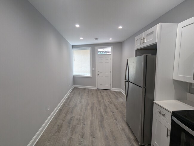 7052 W Higgins Ave in Chicago, IL - Building Photo - Building Photo