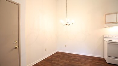 Sandhurst in Zanesville, OH - Building Photo - Interior Photo