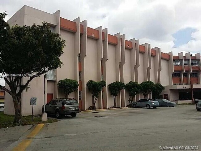 9678 Fontainebleau Blvd in Miami, FL - Foto de edificio - Building Photo