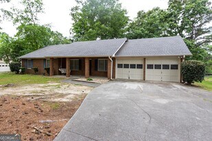 2421 Sherrie Ln SW in Conyers, GA - Building Photo