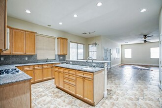 5512 Oakview Falls Ct in Las Vegas, NV - Building Photo - Building Photo