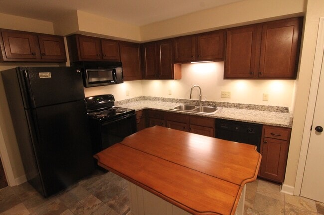 853 Thackeray Trl, Unit 01 in Oconomowoc, WI - Foto de edificio - Building Photo