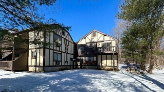 8 Derby Ct in Brookfield, CT - Building Photo