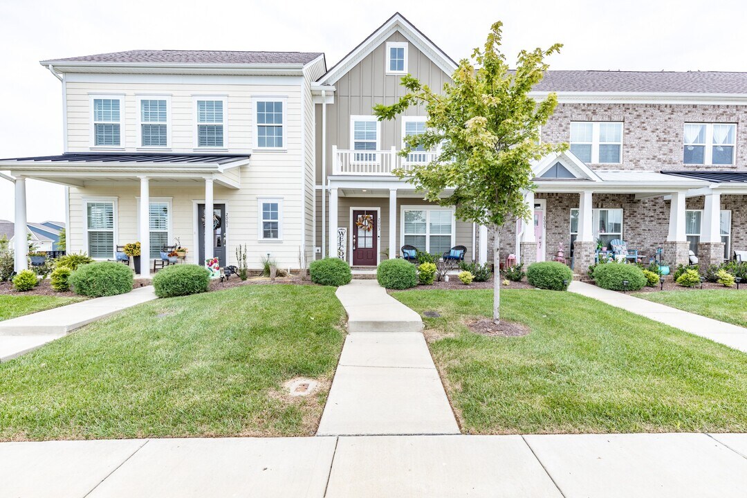 2003 Serenity St in Spring Hill, TN - Foto de edificio