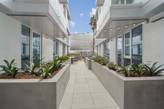 Willow Santa Monica in Santa Monica, CA - Building Photo - Building Photo