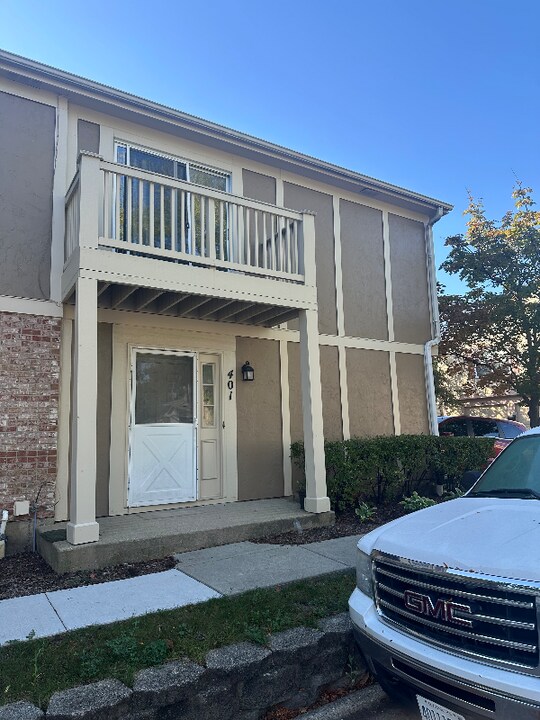 401 Muirwood Ct in Vernon Hills, IL - Building Photo