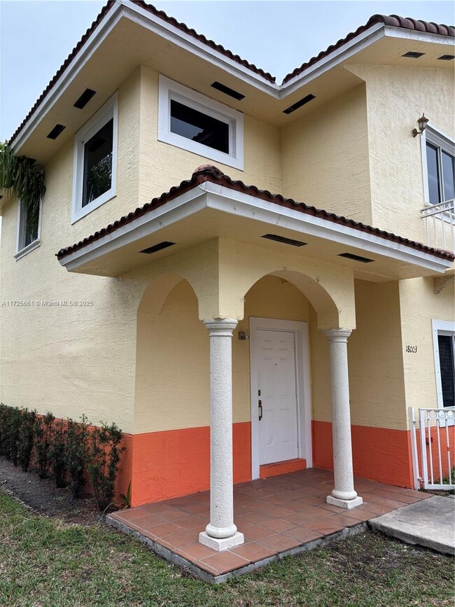 18003 NW 74th Path in Hialeah, FL - Foto de edificio - Building Photo