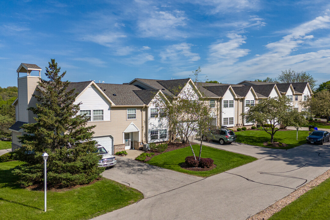 Brookfield Terrace in Brookfield, WI - Foto de edificio