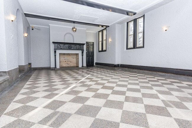 7147 S Jeffery Blvd in Chicago, IL - Building Photo - Building Photo