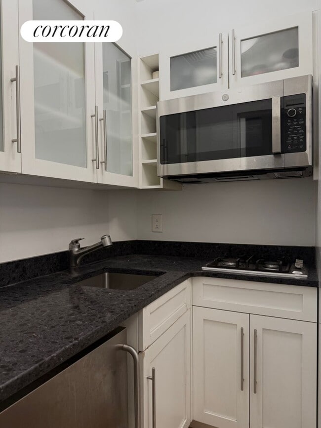 339 E 57th St in New York, NY - Building Photo - Building Photo