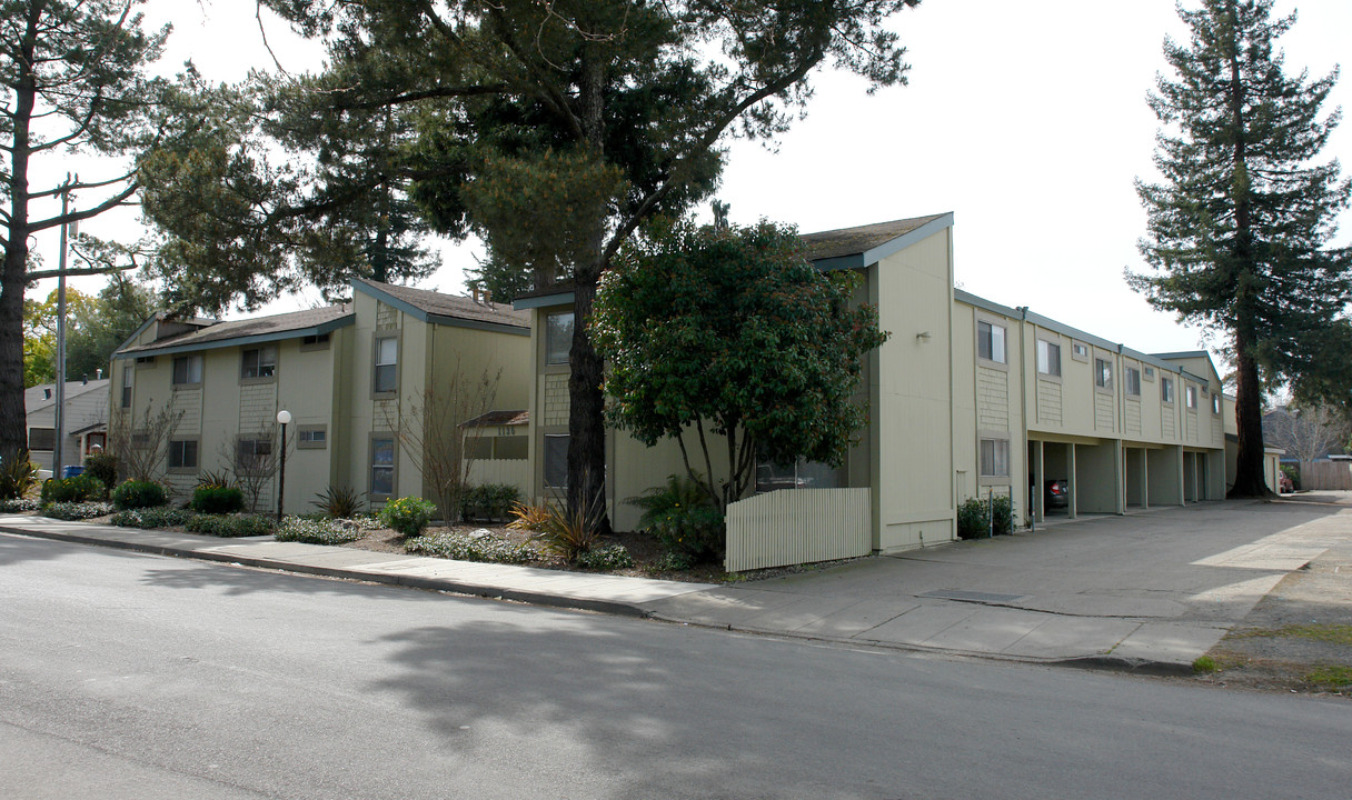 1135 Slater St in Santa Rosa, CA - Foto de edificio