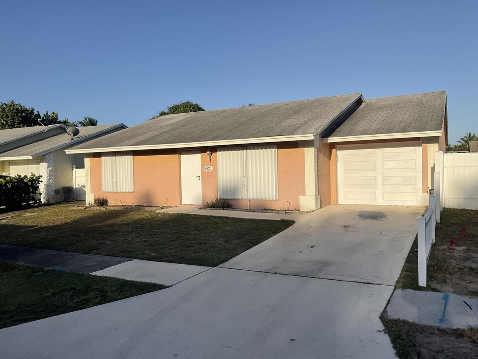 5421 Huddle Hill Rd in Greenacres, FL - Building Photo