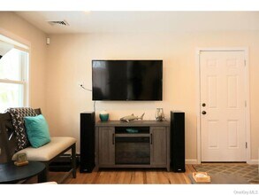 38 Woodridge Rd in Hampton Bays, NY - Building Photo - Building Photo